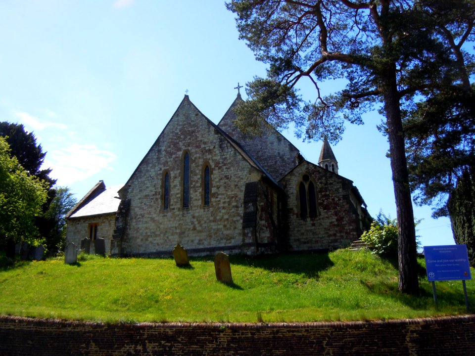 St Peter's Church, Beales Lane, Wrecclesham (May 2015) (2)