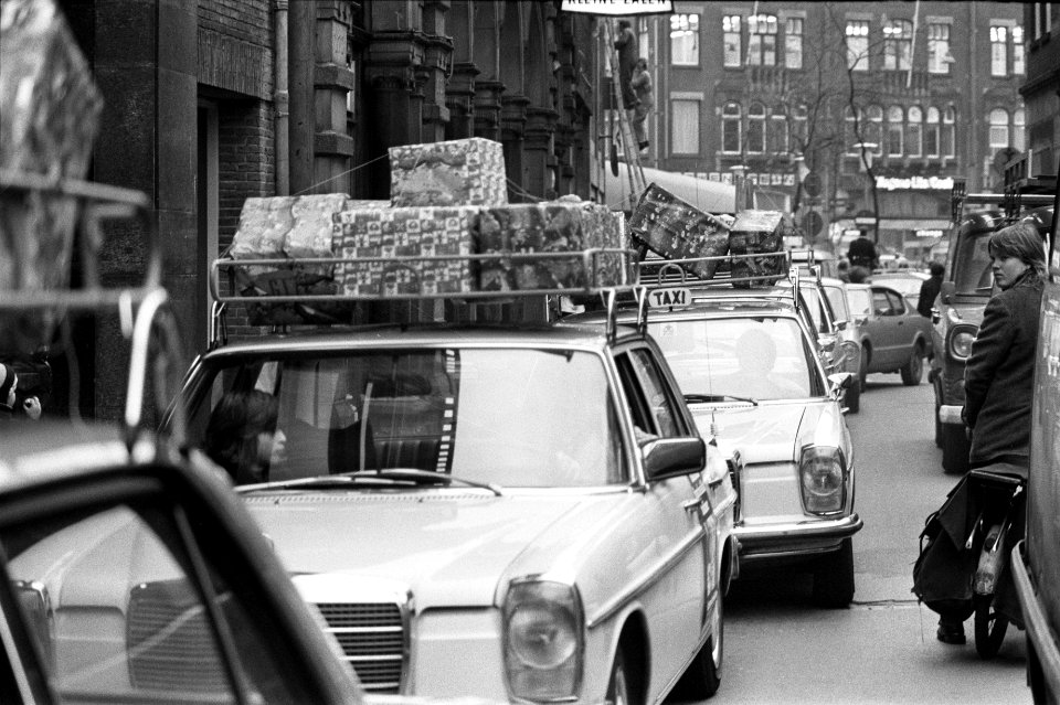 St Nicolaas in Amsterdam sinterklaasinkopen (pakjes) op auto, Bestanddeelnr 927-6260