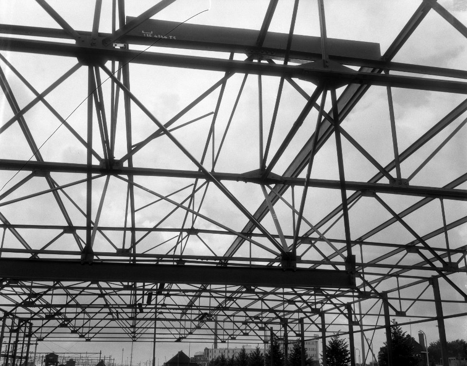 Staalconstructies aanbouw hal station Leeuwarden, uitvoerders Fa. Kloos Kinderdi, Bestanddeelnr 906-6567