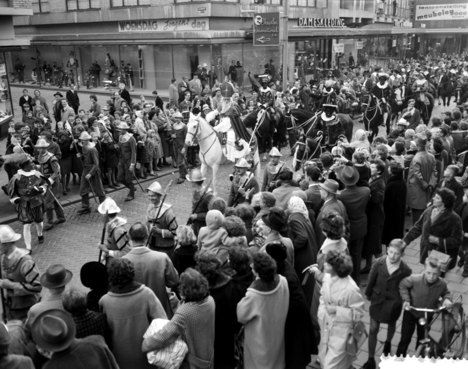 St Nicolaas arriveert te Rotterdam, St Nicolaas op zijn paard rijdt Rotterdam , Bestanddeelnr 911-7775