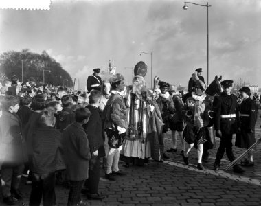 St Nicolaas arriveert te Rotterdam, St Nicolaas op zijn paard rijdt Rotterdam , Bestanddeelnr 911-7773