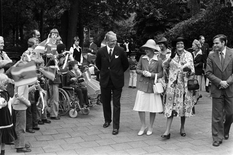 Staatsbezoek Suriname mevrFerrier met Prinses Margriet bezoekt Instituut Onder, Bestanddeelnr 929-3493