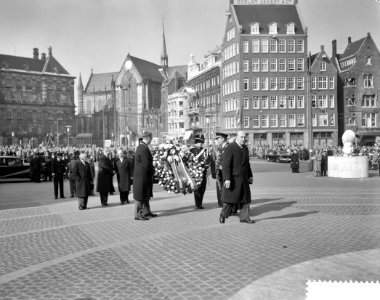 Staatsbezoek president van Peru, Manuel Prado Kranslegging door de president bi, Bestanddeelnr 911-0724
