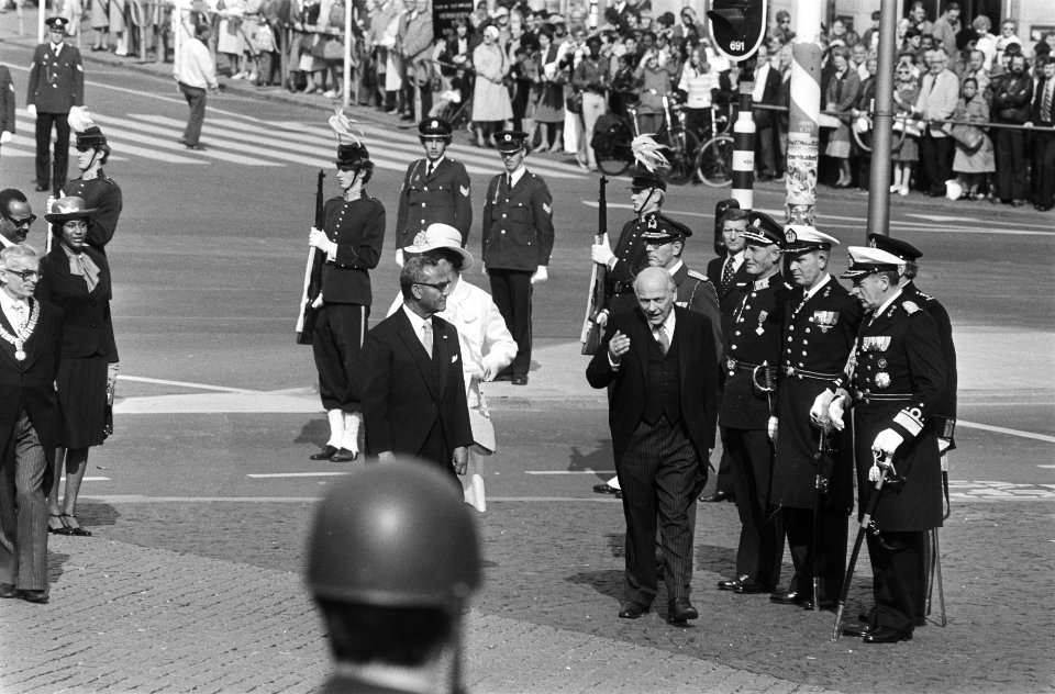 Staatsbezoek Surinaamse president Ferrier kranslegging op de Dam, Bestanddeelnr 929-3470