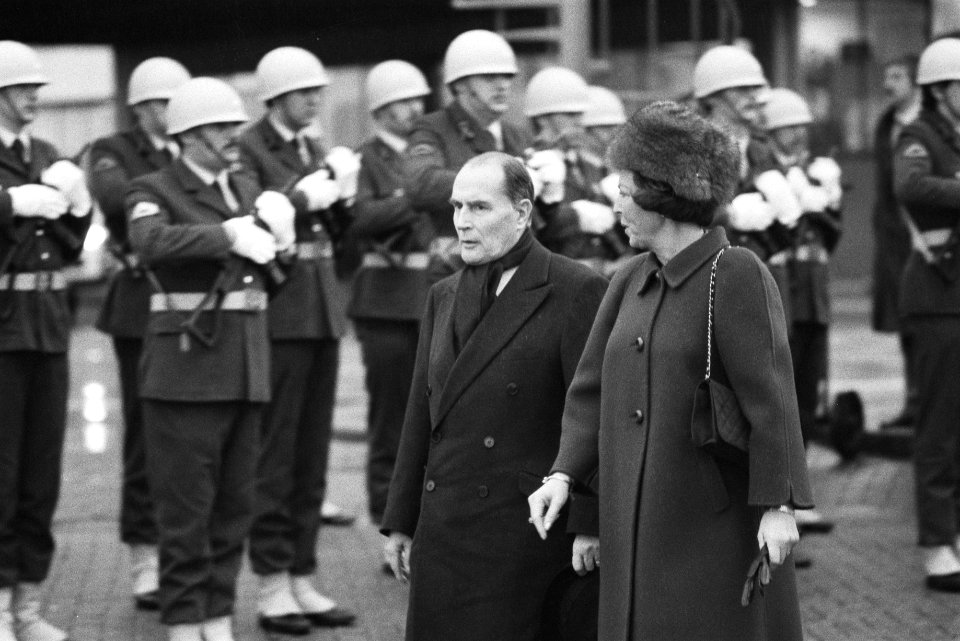 Staatsbezoek president Mitterand Koningin Beatrix en Prins Claus nemen afschei, Bestanddeelnr 932-8617