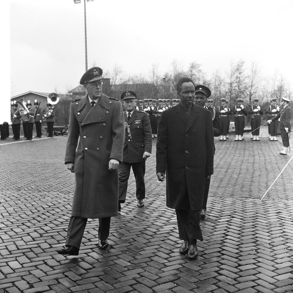 Staatsbezoek president Nyerere van Tanzania, vliegveld Soesterber, inspectie ere, Bestanddeelnr 917-6694