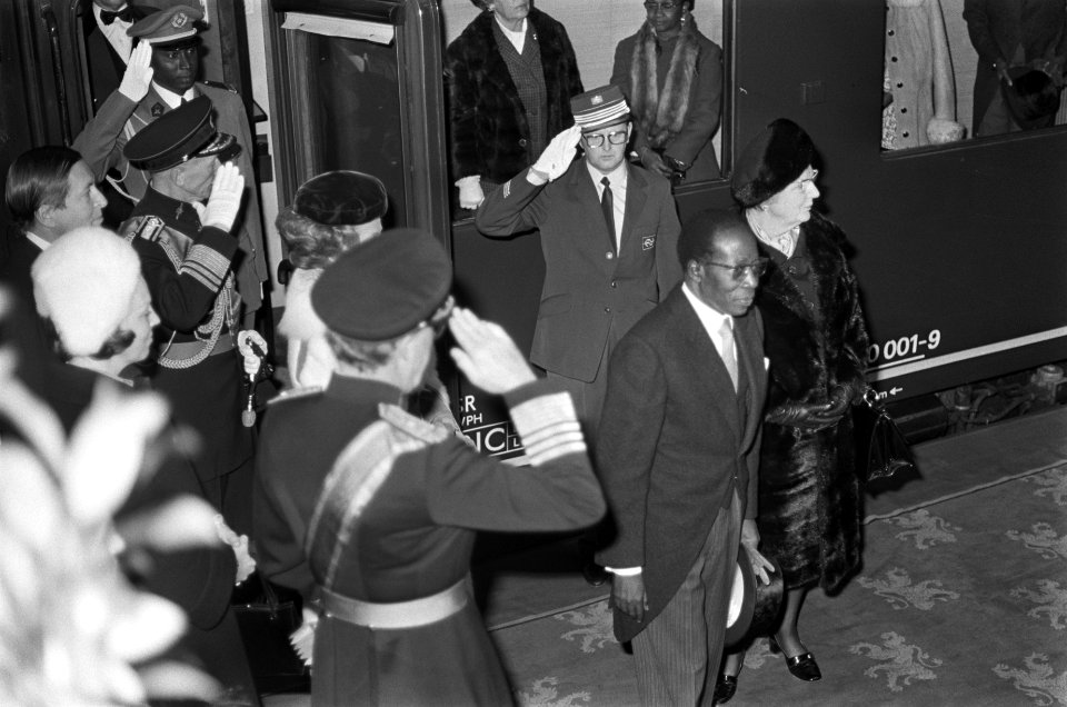 Staatsbezoek president Senghor van Senegal aan Nederland aankomst op CS in Amste, Bestanddeelnr 927-5334