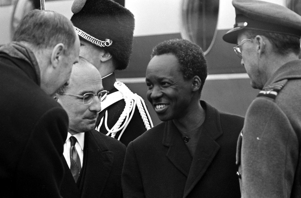 Staatsbezoek president Nyerere van Tanzania. Op vliegveld Soesterberg, vlnr Luns, Bestanddeelnr 917-6689