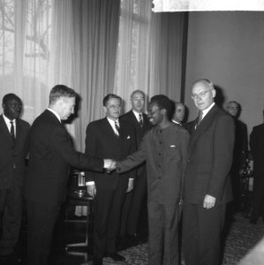 Staatsbezoek president Nyerere van Tanzania, aankomst president Nyerere in Amste, Bestanddeelnr 917-6715