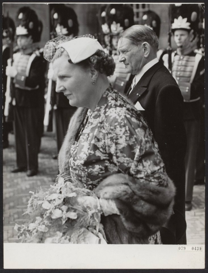 Staatsbezoek Franse president Coty aan Nederland. Koningin Juliana en president…, Bestanddeelnr 079-0439