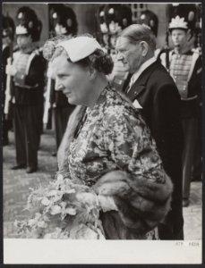 Staatsbezoek Franse president Coty aan Nederland. Koningin Juliana en president…, Bestanddeelnr 079-0439