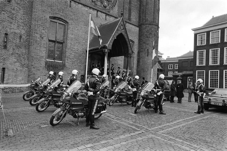 Staatsbezoek president Mitterand , erewacht en motorrijders voor de ridderzaal, Bestanddeelnr 932-8603