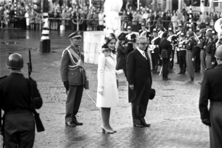 Staatsbezoek President Leone van Italie, President Leone legt krans bij Nationaa, Bestanddeelnr 926-7662