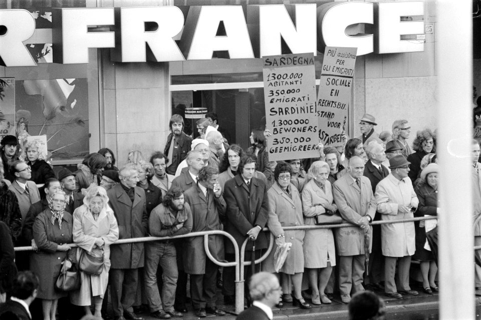 Staatsbezoek President Leone van Italie, Italiaanse demonstranten langs route, Bestanddeelnr 926-7658