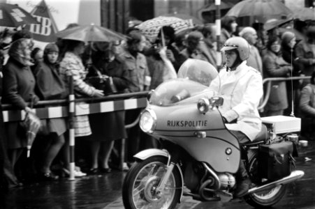 Staatsbezoek President Leone van Italie, motoragent met nieuwe helm, Bestanddeelnr 926-7657