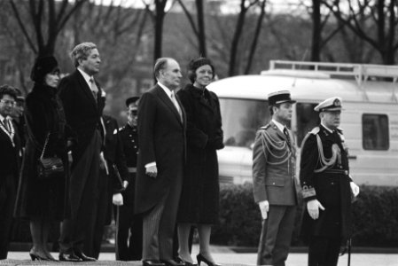Staatsbezoek president Mitterand van Frankrijk tijdens spelen volksliederen, Bestanddeelnr 932-8572