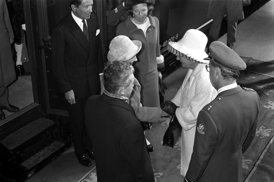 Staatsbezoek President Ceausescu van Roemenie, Koninklijk paar begroet President, Bestanddeelnr 926-3333