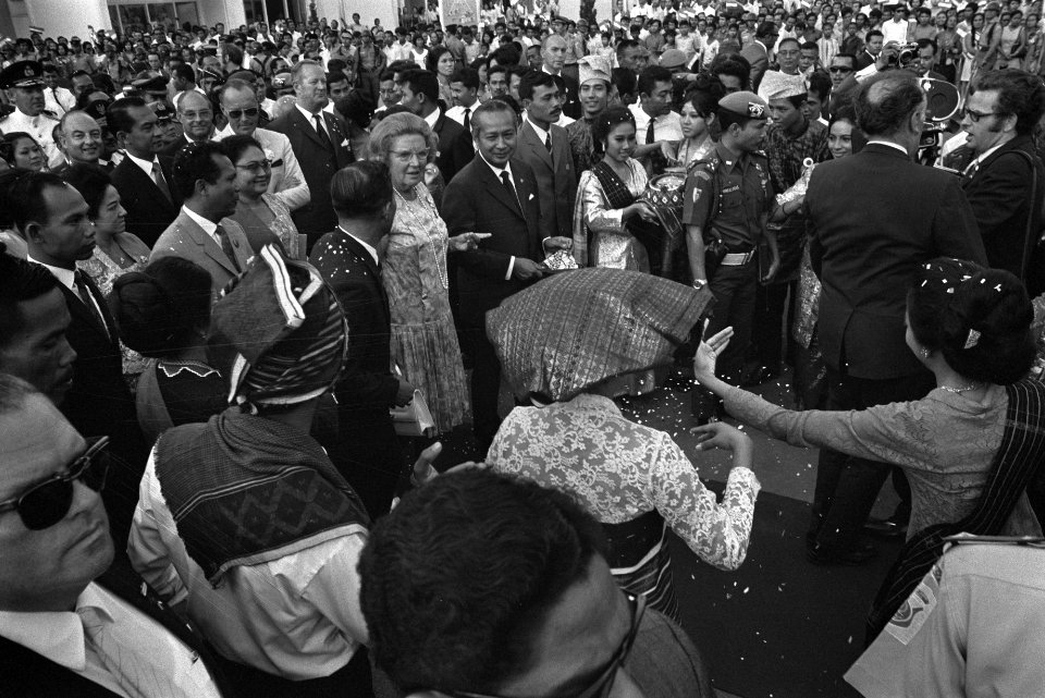 Staatsbezoek aan Indonesie, koningin Julian, Prins Bernhard en president Soehart, Bestanddeelnr 924-8688