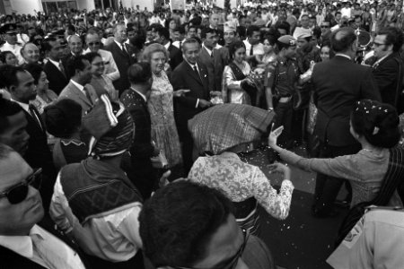 Staatsbezoek aan Indonesie, koningin Julian, Prins Bernhard en president Soehart, Bestanddeelnr 924-8688
