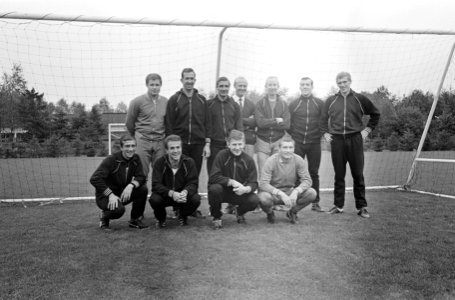 Staande van links naar rechts Rinus Israël, Eddy Pieters Graafland, Cor Veldhoe, Bestanddeelnr 918-2988