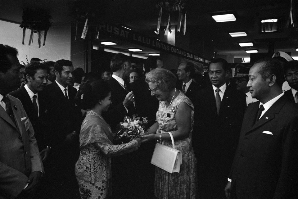 Staatsbezoek aan Indonesie, koningin Julian, Prins Bernhard en president Soehart, Bestanddeelnr 924-8687