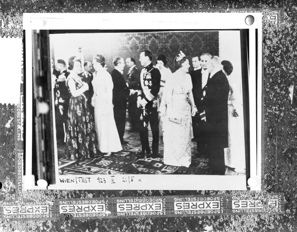 Staatsbezoek Oostenrijk, koningin Juliana op het paleis Schonbrunn, Bestanddeelnr 913-9422