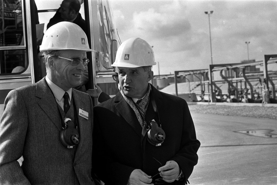 Staatsbezoek President Ceausescu van Roemenie, bezoek aan AKZO-zoutchemie in Bot, Bestanddeelnr 926-3395