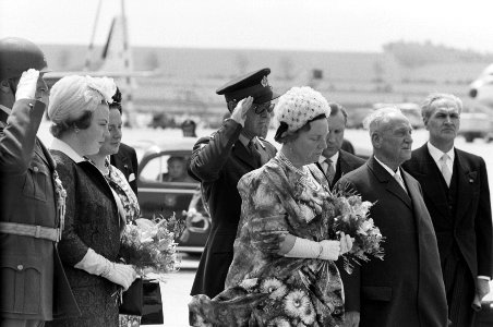 Staatsbezoek Koninklijk gezin aan Wenen, aankomst luchtha verwelkomt door Dr Sc, Bestanddeelnr 913-9518 photo