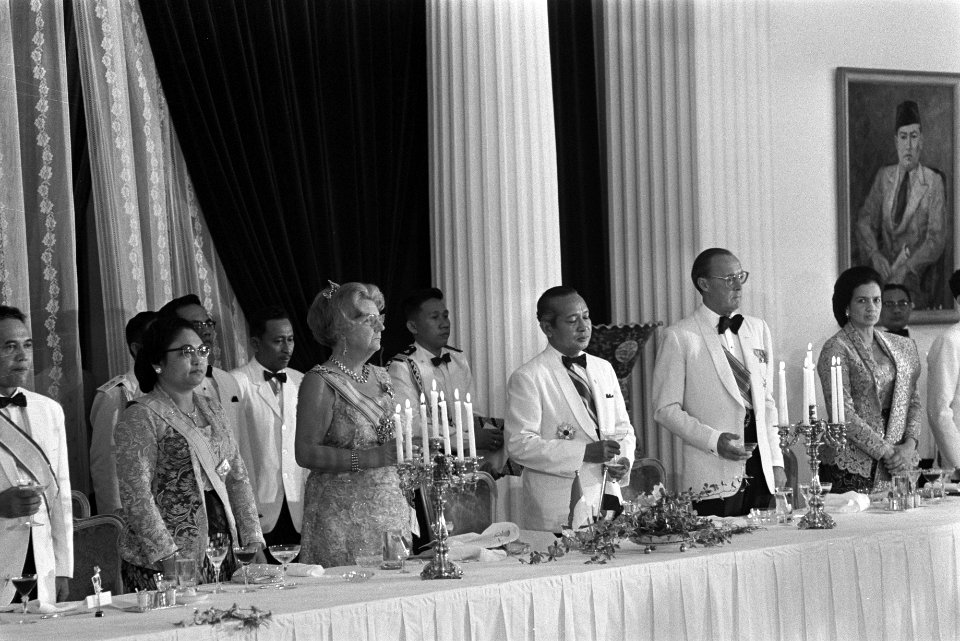 Staatsbezoek koningin Juliana en Prins Bernhard aan Indonesie, diner in Istana N, Bestanddeelnr 924-8657