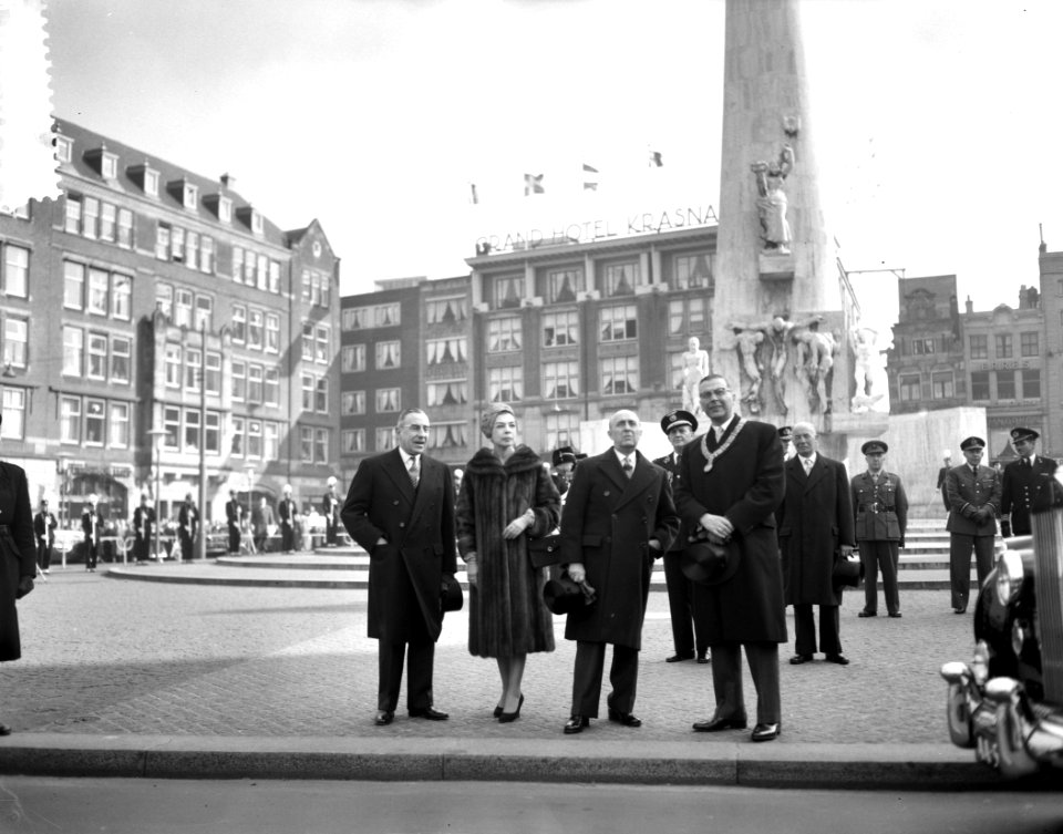 Staatsbezoek president van Peru, Manuel Prado. Kranslegging door de president bi, Bestanddeelnr 911-0728