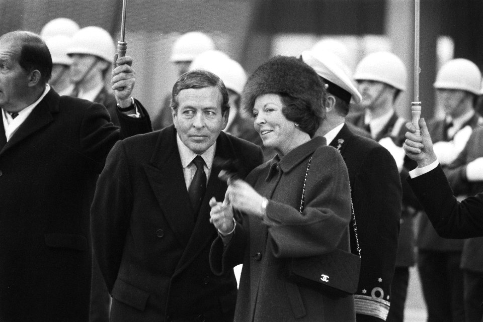Staatsbezoek president Mitterand Koningin Beatrix en Prins Claus nemen afschei, Bestanddeelnr 932-8616