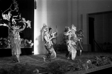 Staatsbezoek koningin Juliana en Prins Bernhard aan Indonesie, culturele avond i, Bestanddeelnr 924-8658