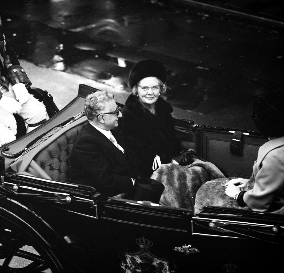 Staatsbezoek President Leone van Italie, koningin Juliana en president Leone in , Bestanddeelnr 926-7654