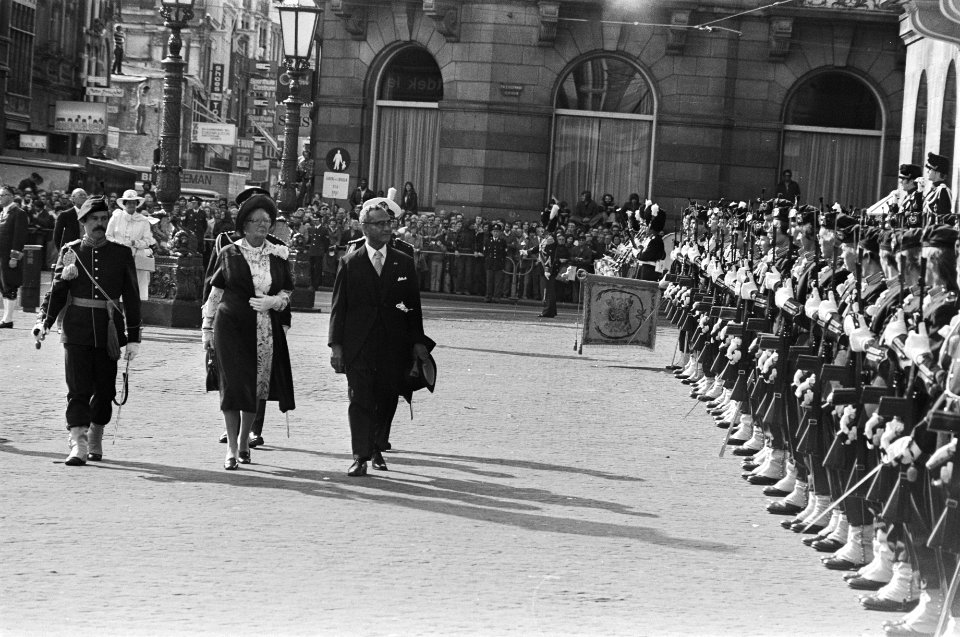 Staatsbezoek Surinaamse president Ferrier inspectie erewacht op Dam, Bestanddeelnr 929-3462