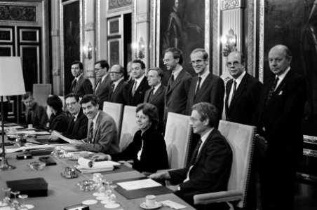 Staand v.l.n.r. de ministers Brinkman, Deetman, Rietkerk, Braks, Korthals Altes , Bestanddeelnr 932-3902