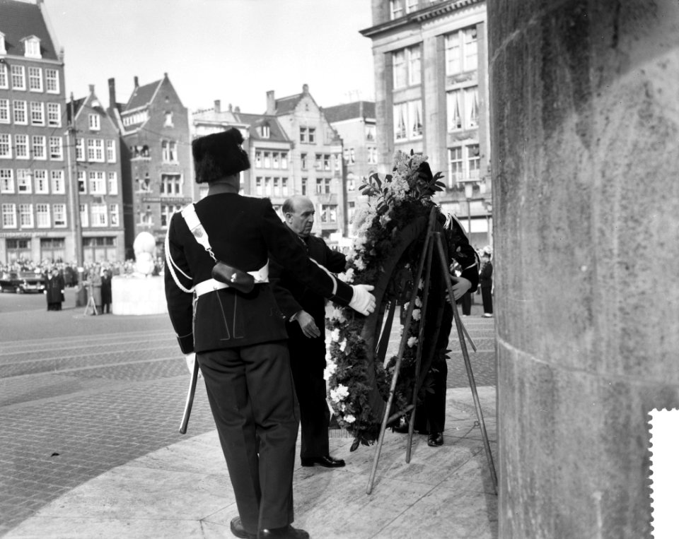 Staatsbezoek president van Peru, Manuel Prado Kranslegging door de president bi, Bestanddeelnr 911-0726