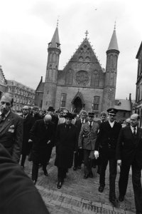 Staatsbezoek president Mitterand , wandelt over Binnenhof van Ridderzaal naar Tw, Bestanddeelnr 932-8601