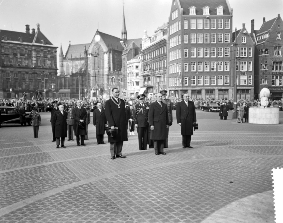 Staatsbezoek president van Peru, Manuel Prado Kranslegging door de president bi, Bestanddeelnr 911-0727