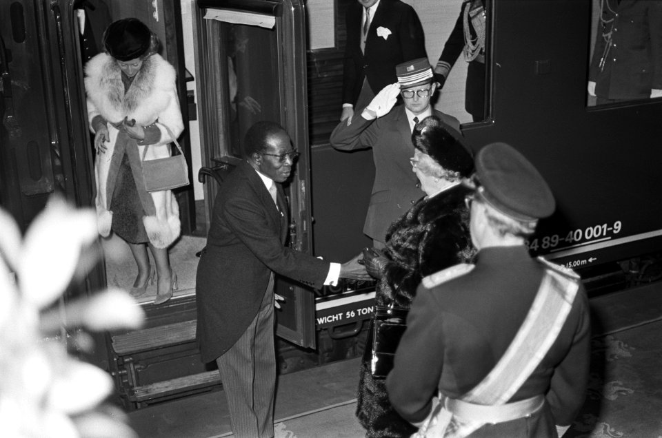 Staatsbezoek president Senghor van Senegal aan Nederlan aankomst op CS in Amster, Bestanddeelnr 927-5333