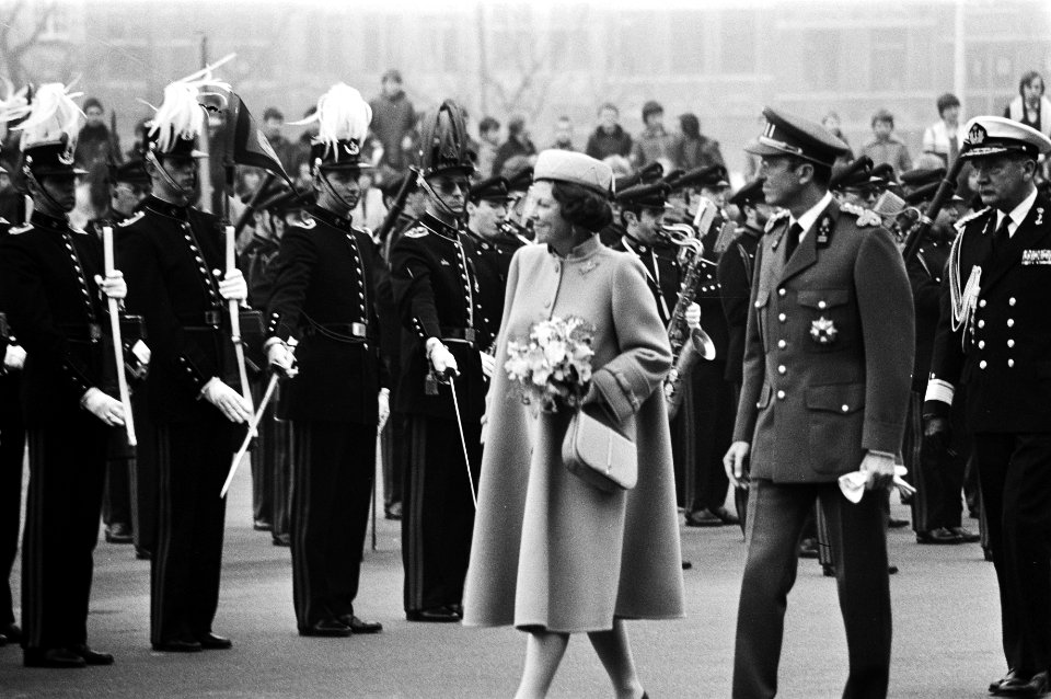 Staatsbezoek Koningin Beatrix en Prins Claus aan Belgie tijdens inspecteren van erewacht in Brussel lopen Beatrix en Boudewijn langs Prins Phillipe, Bestanddeelnr 931-4075