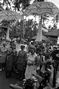 Staatsbezoek koningin Juliana en Prins Bernhard aan Indonesie, voor de tempel va, Bestanddeelnr 924-8983