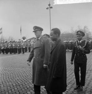 Staatsbezoek president Nyerere van Tanzania, vliegveld Soesterber, inspectie ere, Bestanddeelnr 917-6695