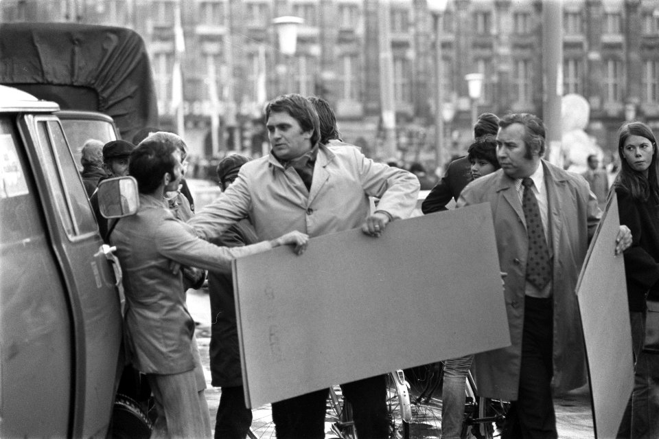 Staatsbezoek President Leone van Italie, Italiaanse demonstranten langs route, Bestanddeelnr 926-7659
