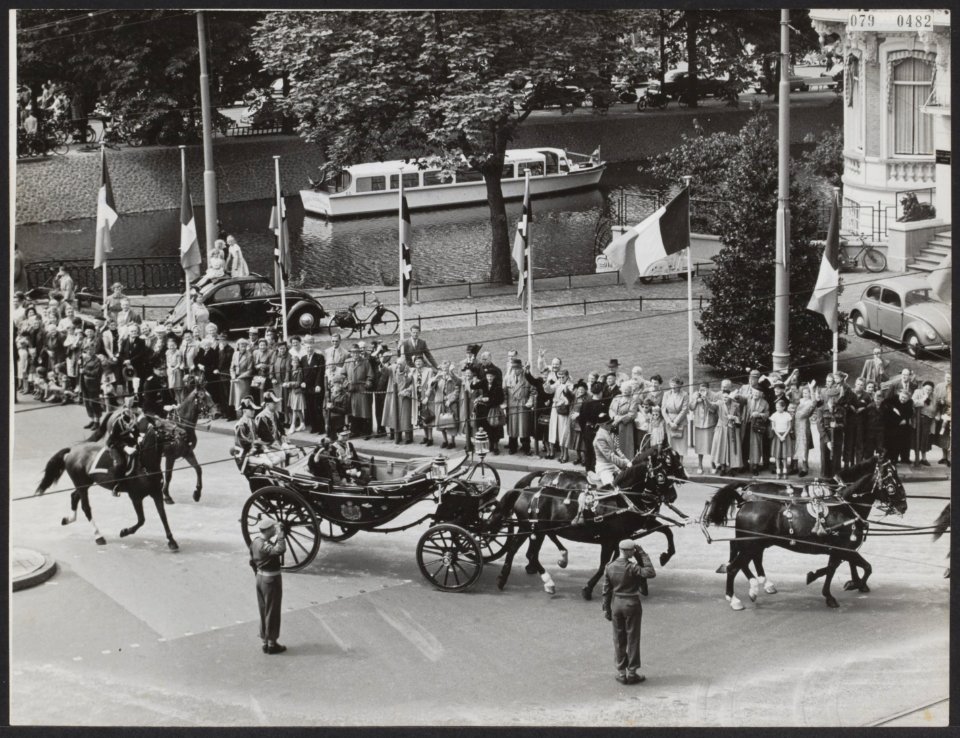 Staatsbezoek Franse president Coty aan Nederland. Rijtoer door Amsterdam, Bestanddeelnr 079-0482