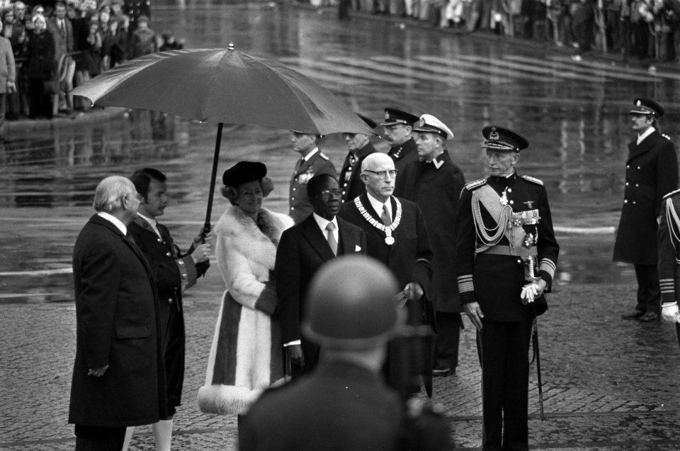 Staatsbezoek president Senghor van Senegal aan Nederland kranslegging door Sengh, Bestanddeelnr 927-5339
