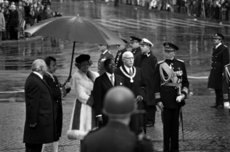 Staatsbezoek president Senghor van Senegal aan Nederland kranslegging door Sengh, Bestanddeelnr 927-5339