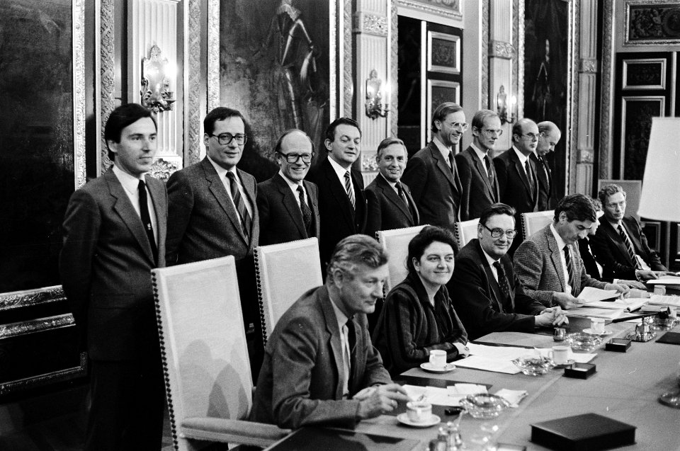 Staand v.l.n.r. de ministers Brinkman, Deetman, Rietkerk, Braks, Korthals Altes , Bestanddeelnr 932-3901