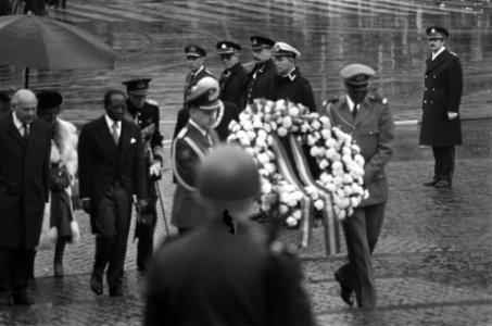 Staatsbezoek president Senghor van Senegal aan Nederland kranslegging door Sengh, Bestanddeelnr 927-5338