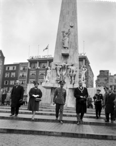 Staatsbezoek Koning en Koningin van Thailand , kranslegging, Bestanddeelnr 911-6950