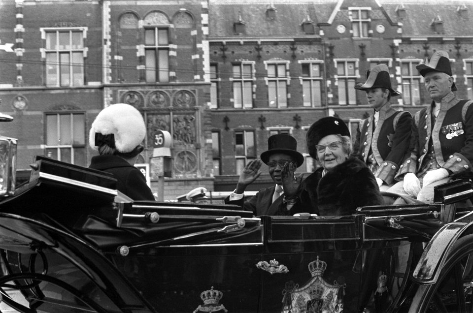 Staatsbezoek president Senghor van Senegal aan Nederland aankomst op CS in Amste, Bestanddeelnr 927-5332